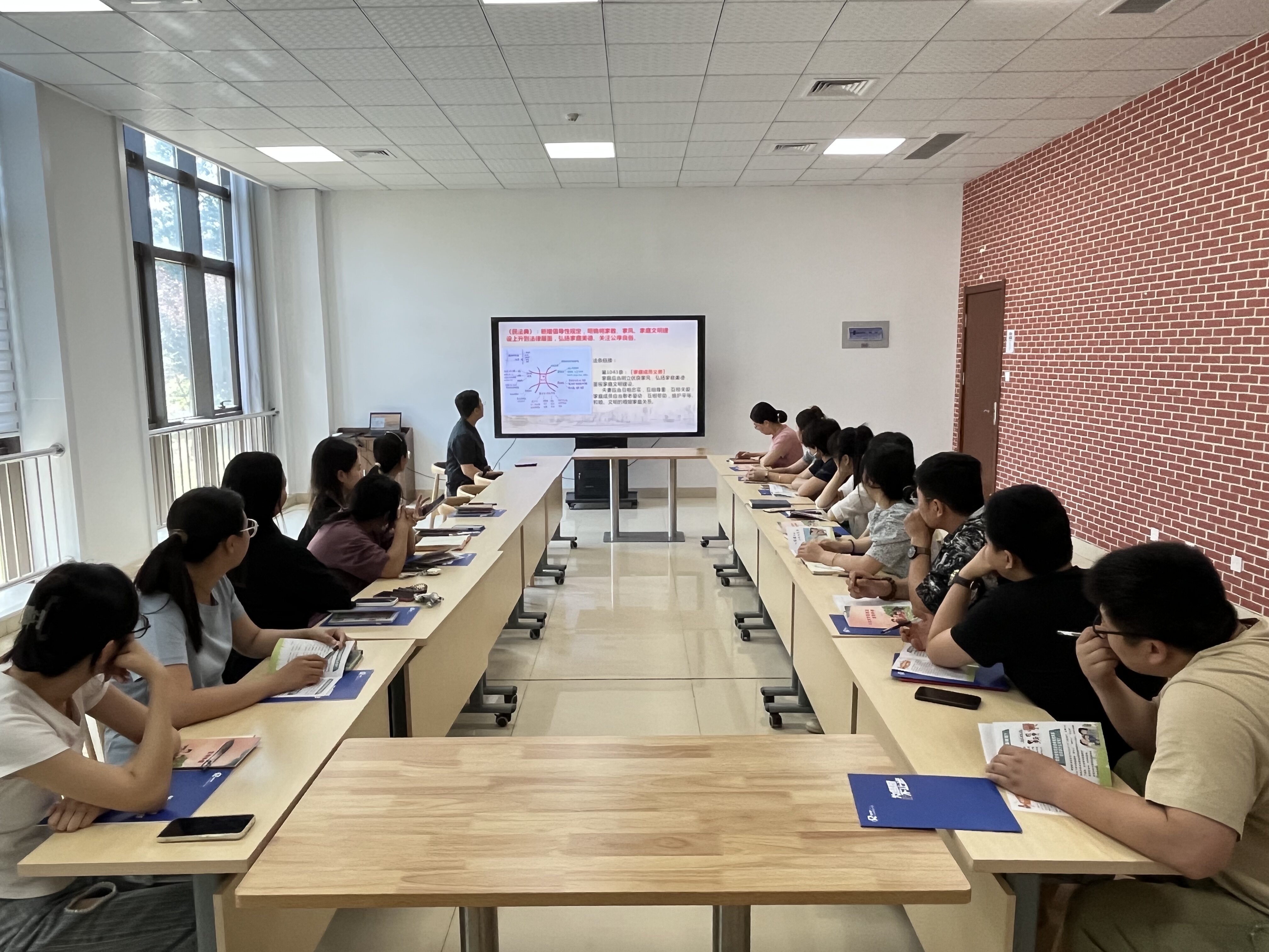 “涵養(yǎng)家教家風(fēng)，促進(jìn)依法帶娃”專題分享順利開展